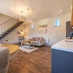 Luxury 1 Bedroom Converted Stable, Self-catering Near Superb