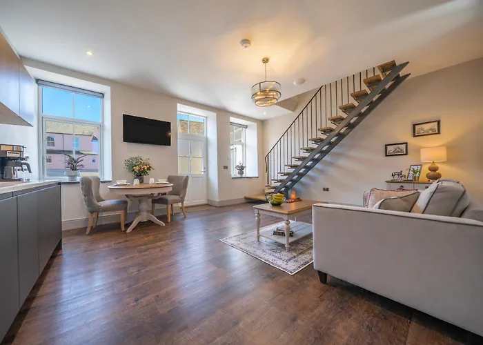 Luxury 1 Bedroom Converted Stable, Self-catering Near Superb
